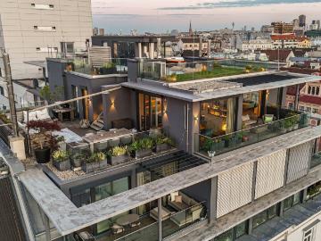 PENTHOUSE ohne SCHRÄGEN mit Vollverglasung und Wellnessterrasse inkl. Sauna und Blick über Wien außergewöhnliche RARITÄT mit 2x Garagenplätzen im Haus / Kaufpreis inkl. Einrichrtung