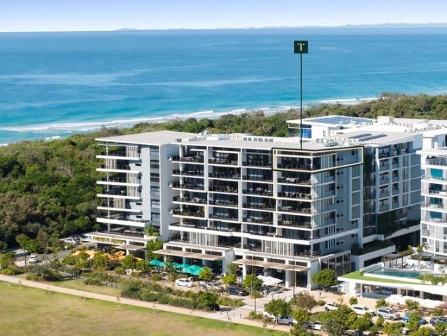 Penthouse Level: Light Filled North Facing Beachfront Luxe