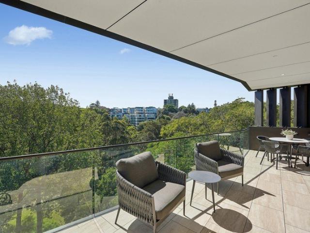 Penthouse Living Above Cooper Park | 140sqm with Versatile Third Room