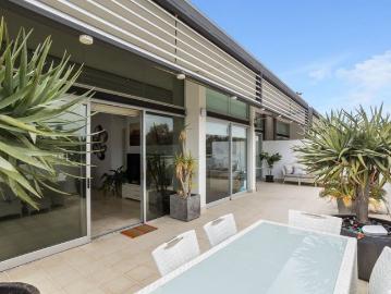 Penthouse living in a small development of 15 in central Cottesloe. 140 sqm of Living plus 100sqm of Terrace, Walk to everything!