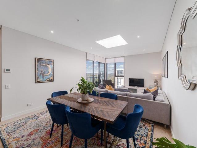 Penthouse Living with National Park Views and Metro Access