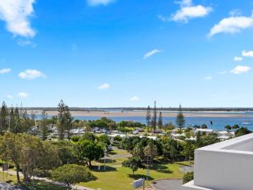 Penthouse Living with Private Rooftop Terrace & Broadwater Views