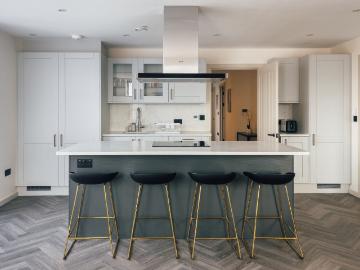 Penthouse Luxury Retreat: with Free Parking! Has an Apartment