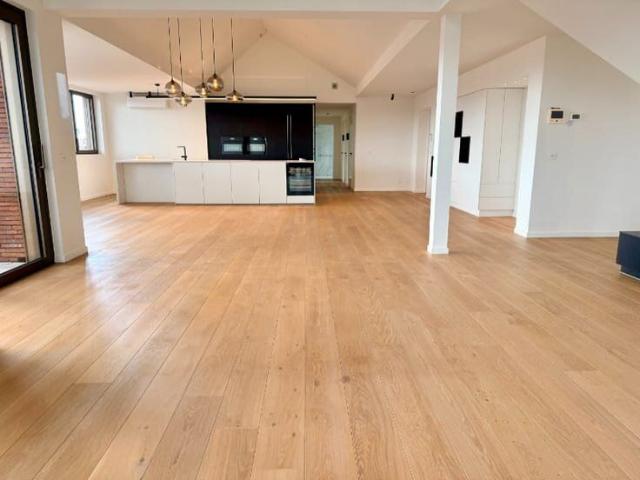 PENTHOUSE SERVICEFLAT MET 3 SLPK, 2 BADK, 2 TERRASSEN