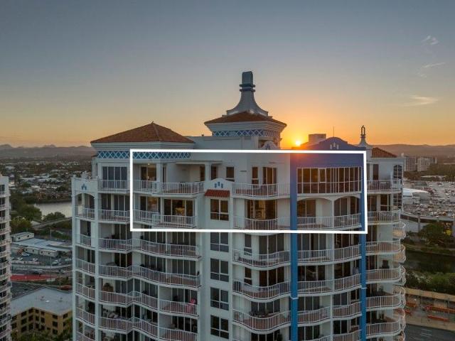 Penthouse Space, Coastal Views & Everyday Convenience