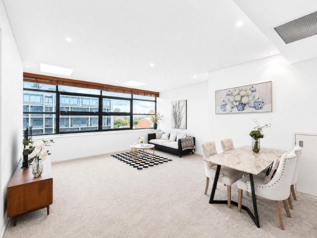 Penthouse Split Level Apartment with Private Sky Garden in Prime Location