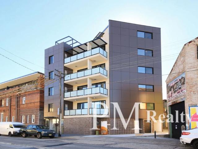Penthouse Studio Apartment in the Heart of Petersham