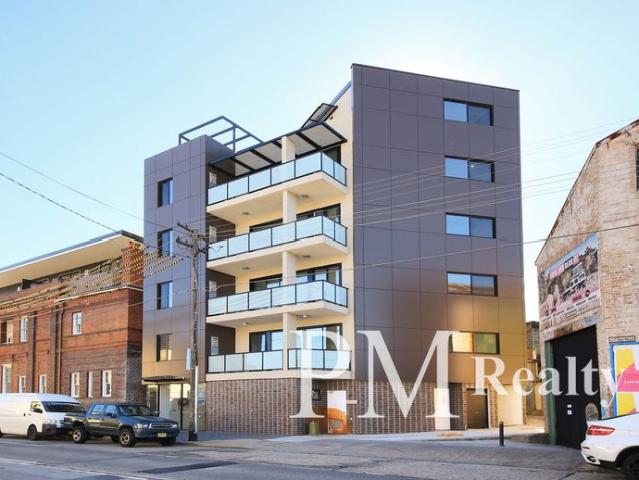 Penthouse Studio Apartment in the Heart of Petersham