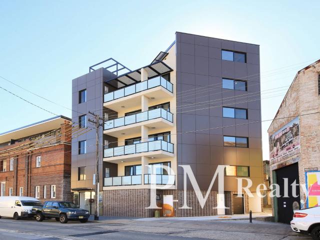 Penthouse Studio Apartment in the Heart of Petersham