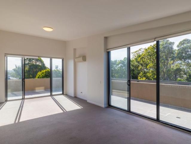 Penthouse style Apartment, 195sqm, Expansive Wrap Around Balcony, High Ceilings, North East Aspect & Panoramic District Views