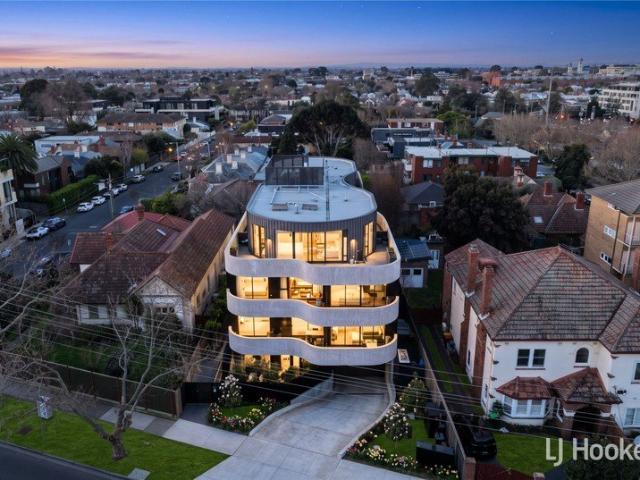 PENTHOUSE STYLE LIVING | Massive Terrace | Top Floor | Armadale's Finest