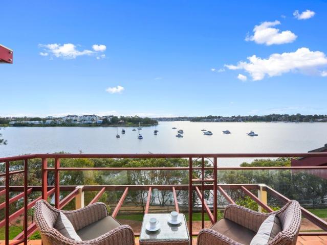Penthouse style waterfront Apartment !