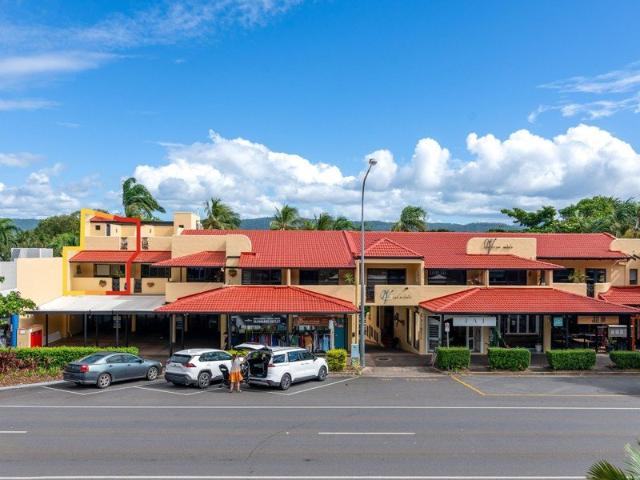 PENTHOUSE POSITION IN THE HEART OF PORT DOUGLAS 2 x BALCONIES WITH VIEWS