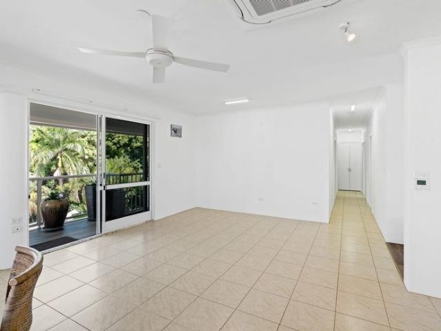 Penthouse perfection in Palm Cove – Stylish top floor living