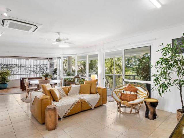 Penthouse perfection in Palm Cove – Stylish top floor living