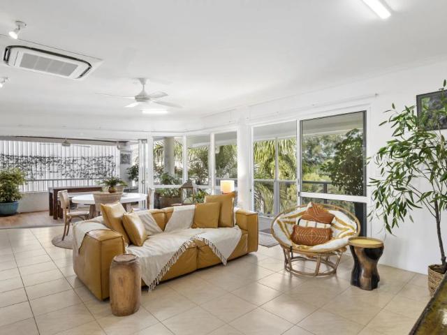 Penthouse perfection in Palm Cove – Stylish top floor living