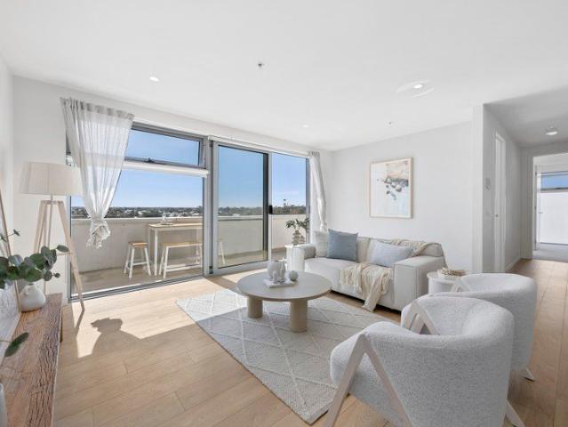 Penthouse Prestige, Stunning Bay Views, Lift to Your Door