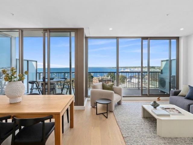 Penthouse Prestige with Magnificent Bay Views