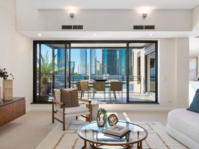 PENTHOUSE RESIDENCE WITH HARBOUR VIEWS IN 'WATERMARK'