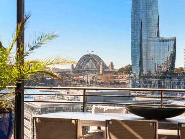 PENTHOUSE RESIDENCE WITH HARBOUR VIEWS IN 'WATERMARK'