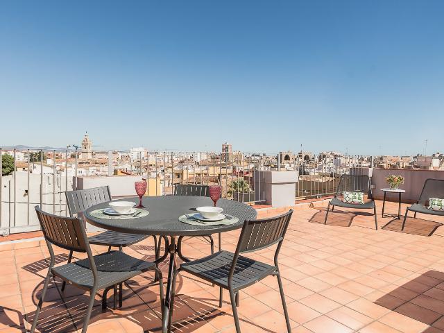 Penthouse with terrace for rent in the heart of Valencia