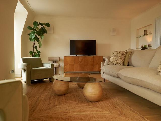 Penthouse with terraces and fireplace in Little Venice
