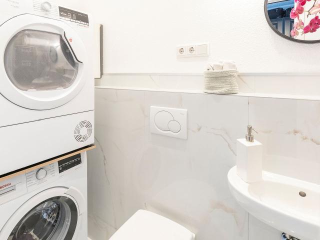 Penthouse with Whirlpool and rooftop Terrasse, cleaning included in the rental price, Dusseldorf Amsterdam Apartments for Rent