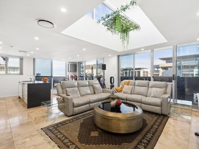 Penthouse with Wraparound Terrace in the Heart of Mascot