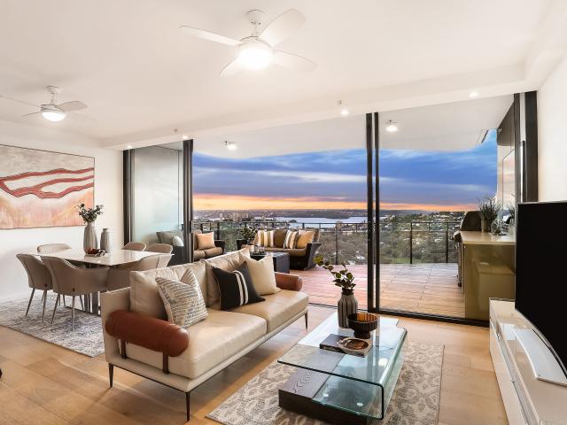penthouse with spectacular finishes & views