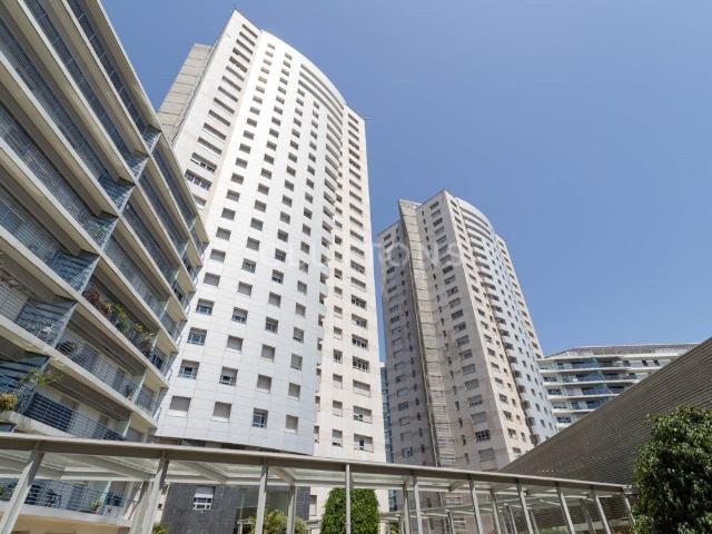 Penthouse T1+1, terraço de uso exclusivo,, jacuzzi, garagem. 89m² Campolide