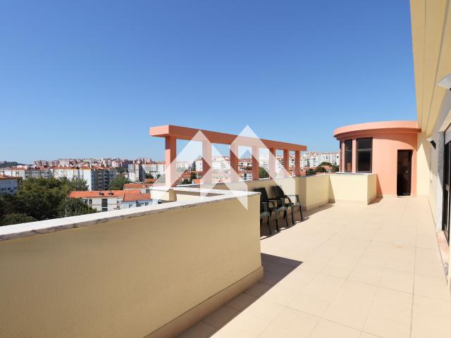 Penthouse T2 + 1 com 2 terraços em Massamá
