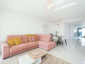 Penthouse T2 para venda com piscina, garagem e vista mar em. 152m² Albufeira e olhos de água