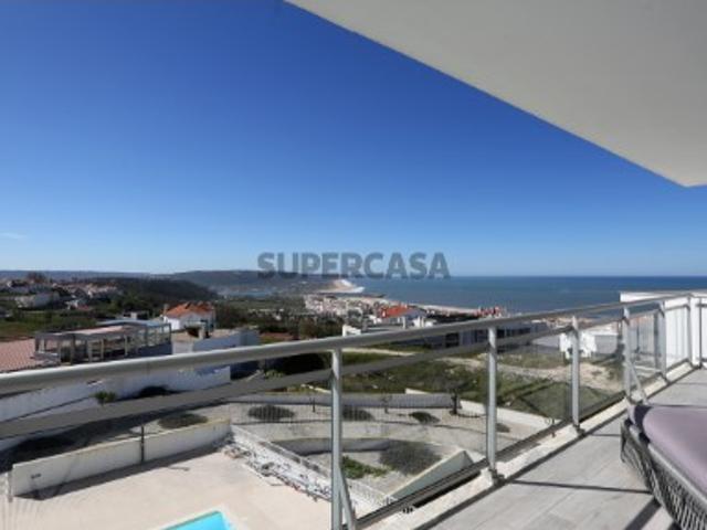 Penthouse T2 com vista panorâmica de mar e terraço privado em condomínio com piscina na Nazaré