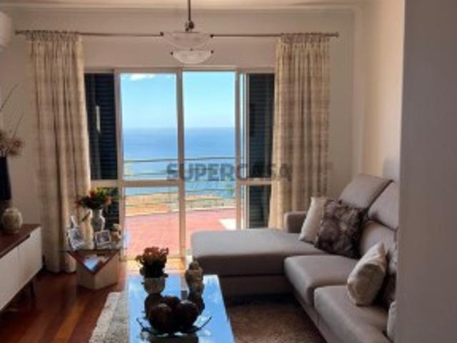 Penthouse T2 em Caniço