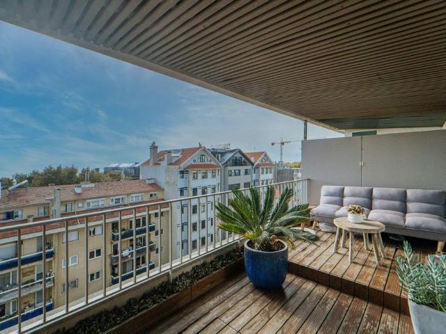 Penthouse T2 Exclusiva na Foz: Terraço Jardim de 400m2 e Vista Mar Apartamento Recuado na Rua Marechal Saldanha