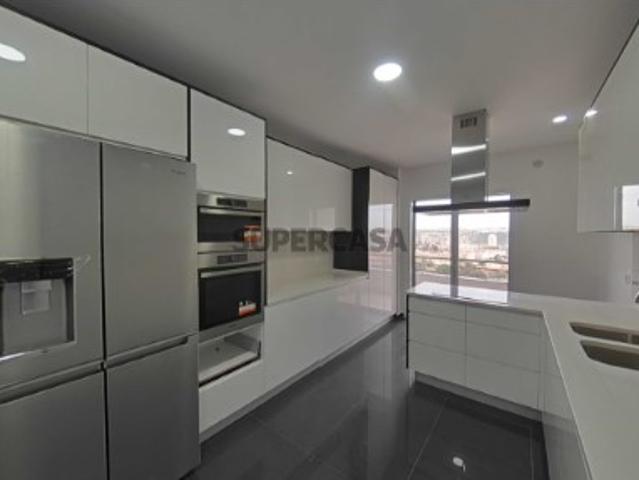 Penthouse T3+1, nova, com varanda, terraço, box para três carros, situada nas Colinas do Cruzeiro