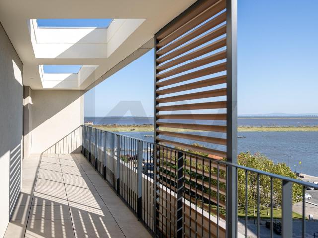 Penthouse T3 com rooftop privativo, jacuzzi e vista frontal sobre o Tejo