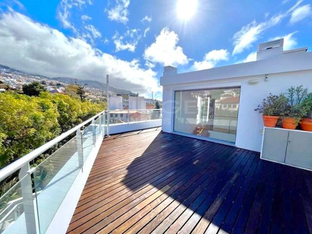 Penthouse T3 Duplex de Luxo com Vista 360º no Centro do Funchal