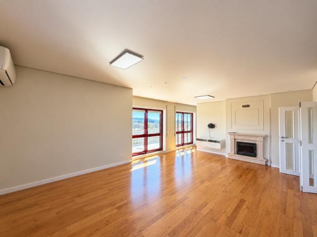 Penthouse T3 em Gaia com varandas amplas, vistas desafogadas e barbecue