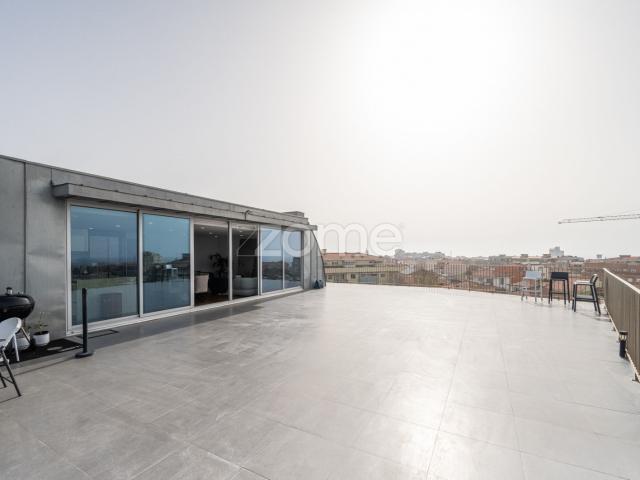 Penthouse T3 Exclusiva com Terraço Panorâmico e Vista Mar