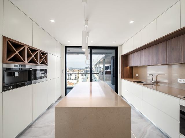 Penthouse T4 de Luxo em Vila Nova de Gaia | Golden Hour Real. 708m² Oliveira Do Douro