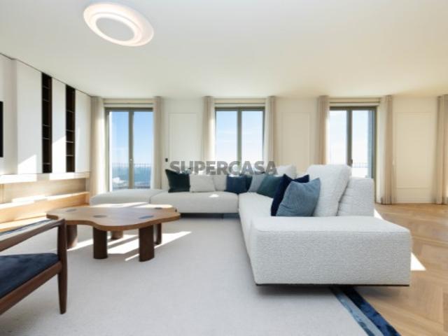 Penthouse T4 duplex com varanda e vista rio, em Alfama Lisboa