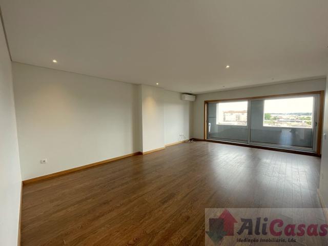 Penthouse T4 para Aluguer em Localização Privilegiada!