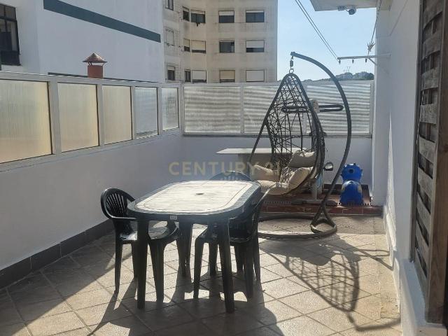 Penthouse T4 Remodelada com Terraço Privativo e Vista Panorâmica sobre Lisboa