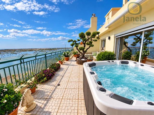 Penthouse T7 exclusiva com amplos terraços e vistas sobre a. 249m² Faro Sé e São Pedro