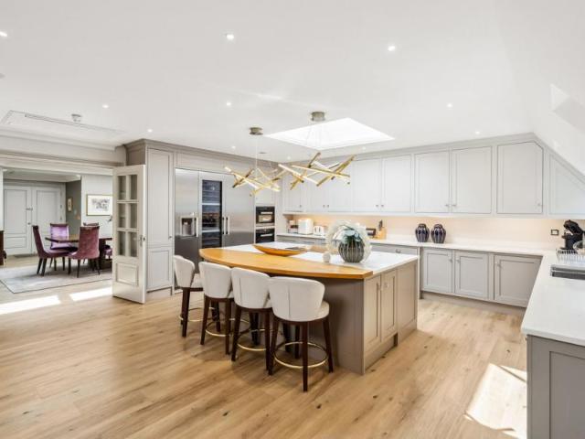 Penthouse to rent with 3 bedrooms, Brockenhurst Road, Ascot