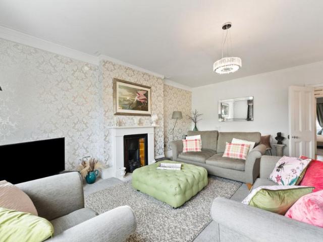 Penthouse to rent with 3 bedrooms, The Barons, Twickenham