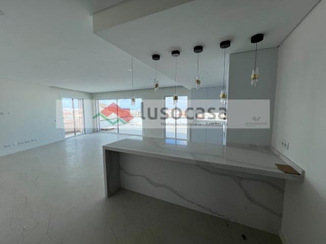 PENTHOUSE, tipo T3, vista 360º, 1 quarto em suite, sala em openspace, cozinha totalmente equipada, varanda com 44,45m2 e terraço com 65,20m2. Ar condiconado nos quartos e sala. 2 estaionamentos na cave