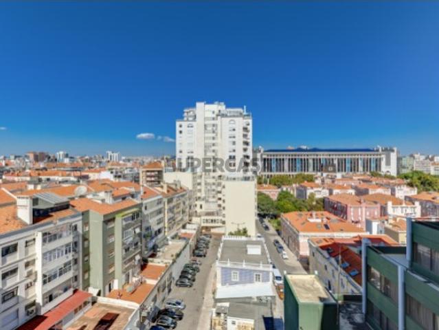 Penthouse Triplex de Luxo Remodelado em Lisboa: 4 Suítes, Vistas e Exclusividade