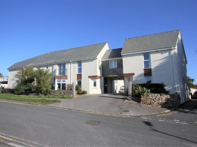 Pentire Avenue, Newquay TR7 2 bed apartment to rent £995 pcm £230 pw